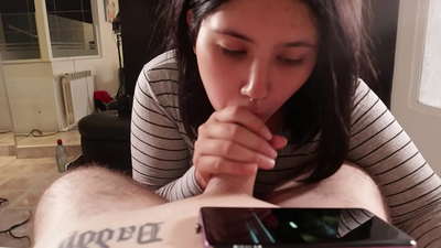 Bidh mi a’ magadh air mo mhuime fhad ‘s a tha i a’ coimhead Disney [Cum]